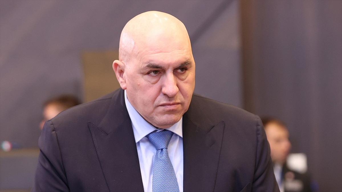 İtalya Savunma Bakanı Kalp Rahatsızlığı Nedeniyle Hastaneye Kaldırıldı