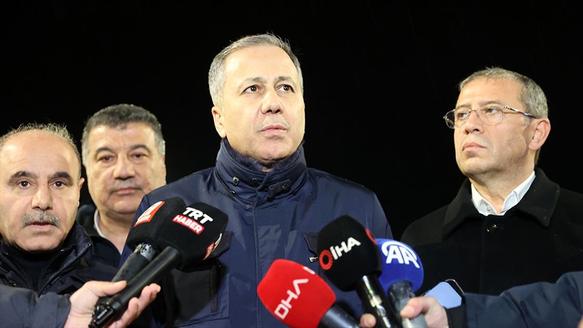 Bakan Yerlikaya: Bölgede 339'u Arama Kurtarma Personeli Olmak Üzere Toplam 827 Personel Görev Yapıyor