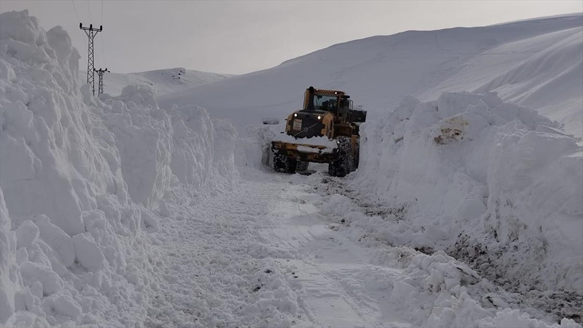 Hakkari'de Ekipler Üs Bölgesinin Yolunu Açmak İçin Çalışma Yürütüyor