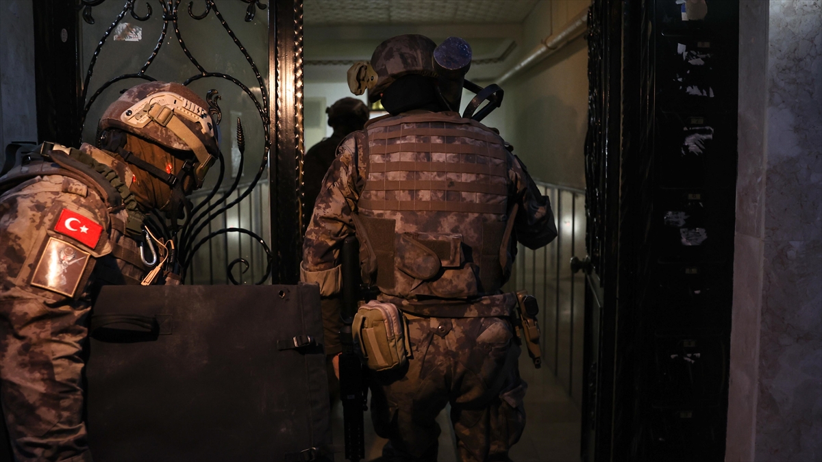 Diyarbakır'da Terör Örgütü Pkk/kck Propagandası Yaptıkları İddiasıyla 19 Şüpheli Yakalandı