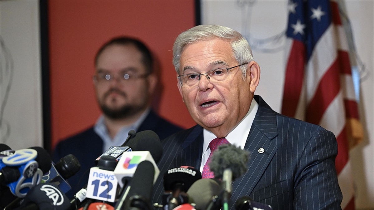 Abd'li Senatör Menendez, Evinde Bulunan Külçe Altınların Kayınvalidesinden Kaldığını Söyledi