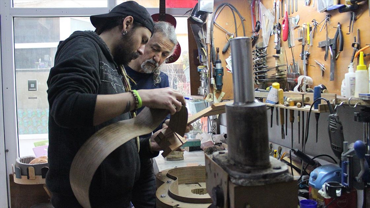 Baba Oğul Aynı Atölyede Yaylı Çalgı Üretip Tamir Ediyor