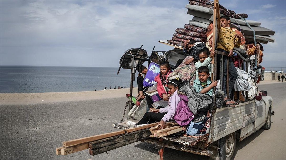 Refah'taki Yerinden Edilmiş Filistinliler Yeni Saldırı Korkusuyla Tersine Göçe Yöneliyor