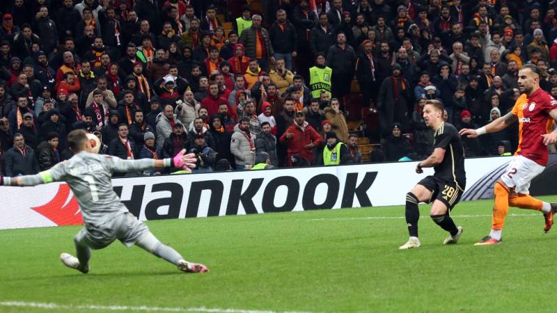 Muslera: Orada yapabileceğim tek şey topu yüzümle çıkarmamdı