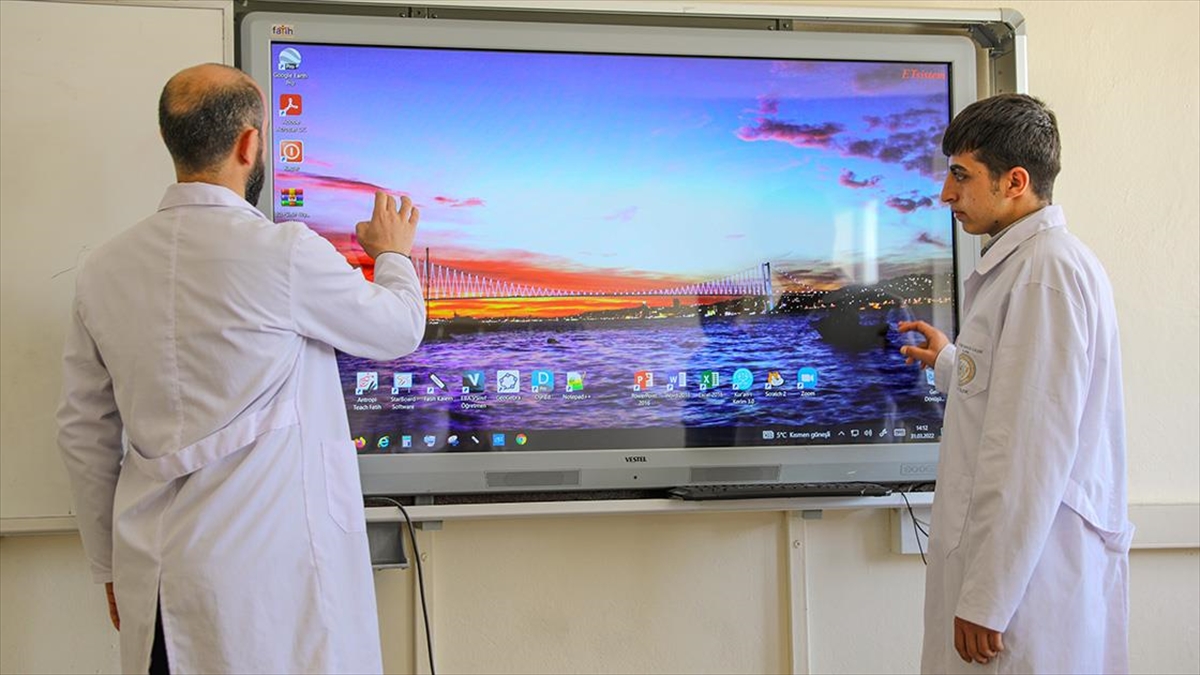 Akıllı Tahta Fen Derslerinde Öğrencilerin Başarılarını Artırdı