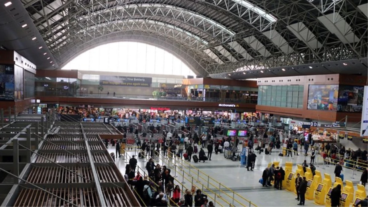 Sabiha Gökçen Havalimanı'nda Simit ve Meyve Suyuna 500 TL Ödendi