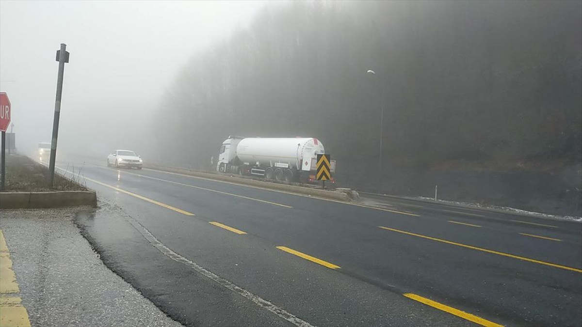 Bolu Dağı'nda Sis Görüş Mesafesini Düşürdü
