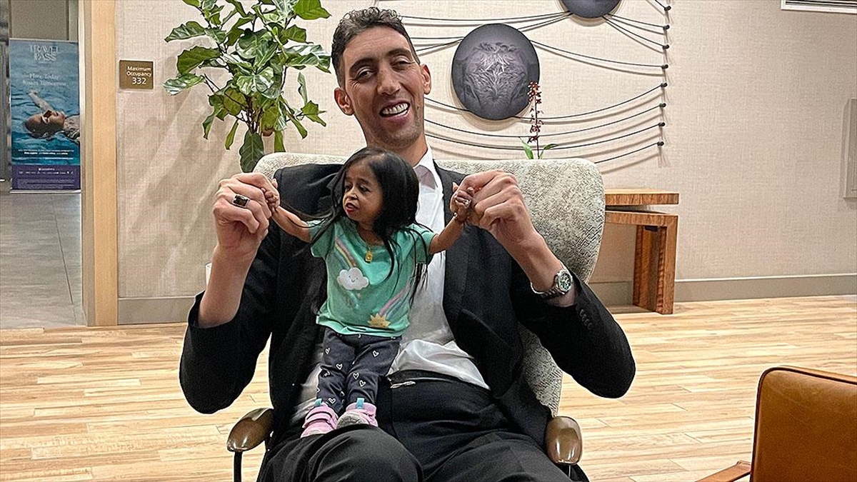 Dünyanın "En Uzun Adamı" Ve "En Kısa Kadını" Bu Kez Kaliforniya'da Buluştu