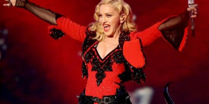 Madonna sahnede dans ederken düştü