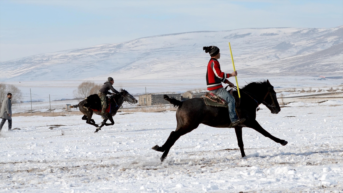 Kars'ta Gençler Kar Üstünde Cirit Oynadı