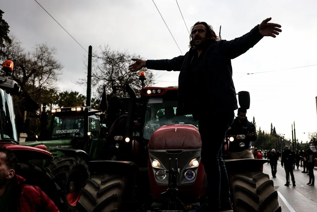 Yunanistan’da çiftçiler yeniden sokakta! 130 traktör 8 bin çiftçi...