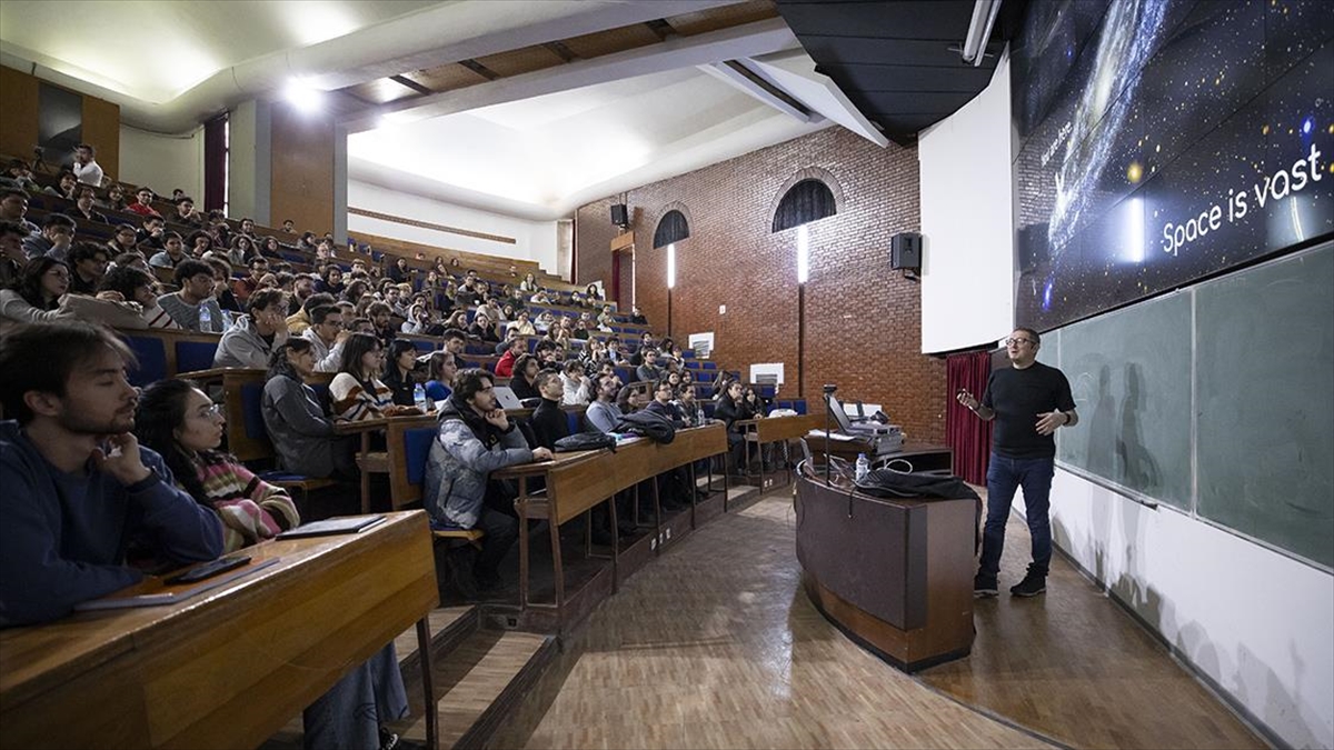 Nasa'dan Ayrılıp Abd'den Türkiye'ye Dönen Astrofizikçi, Üniversitede Ders Vermeye Başladı