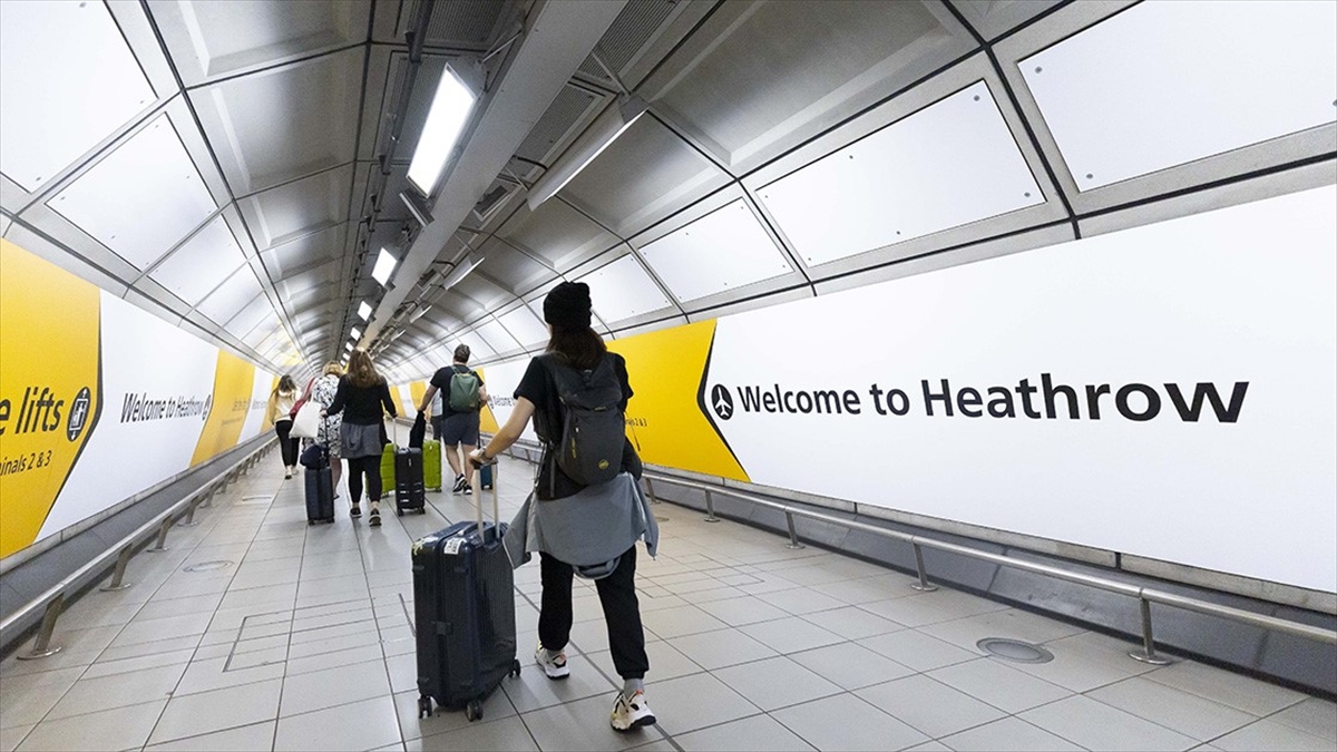 Heathrow Havalimanı, Kovid-19 Salgınından Beri İlk Kez Kar Açıkladı