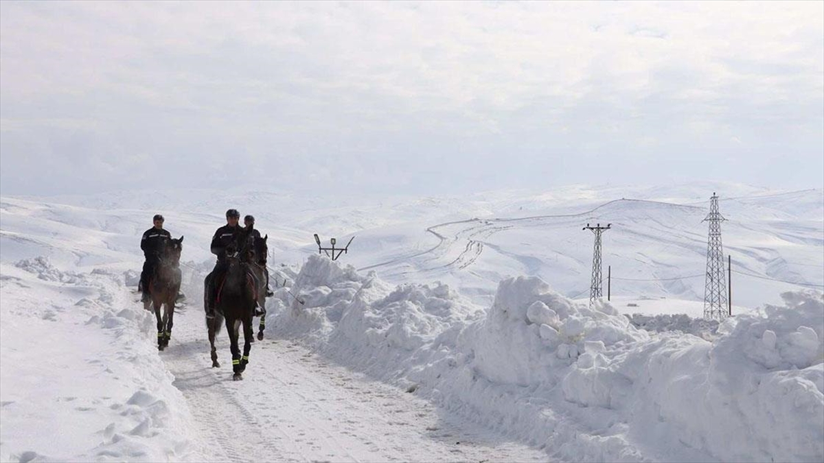 Van'da Komandolar Ve Atlı Birlikler Devriye Görevleriyle Kaçakçılığı Önlemeye Çalışıyor