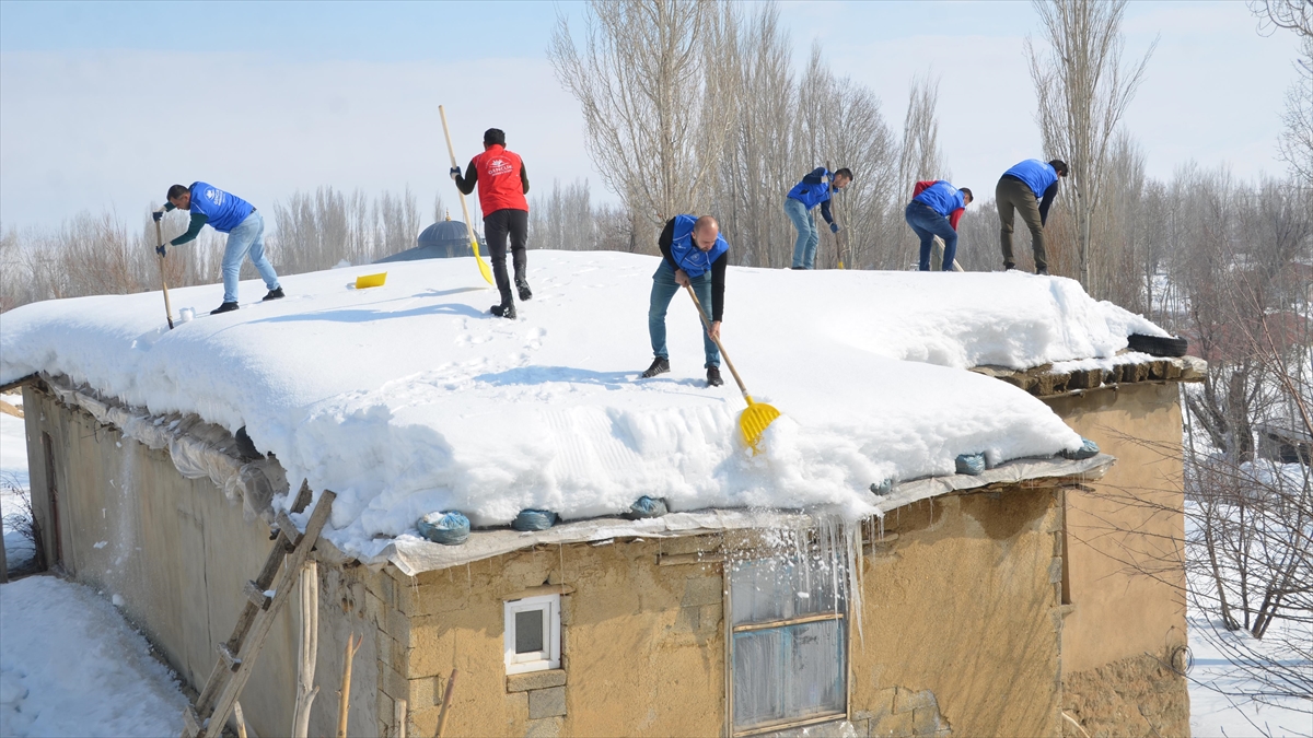 Hakkari'de Gönüllü Gençler Yaşlı Çiftin Evinin Damında Biriken Karı Temizledi