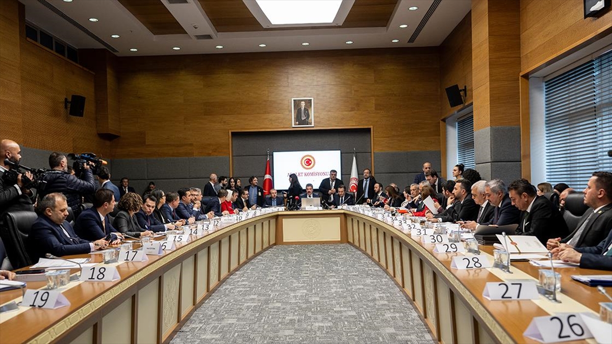 Emekli Bayram İkramiyesini 3 Bin Liraya Yükselten Düzenlemeyi De İçeren 8. Yargı Paketi Komisyonda Kabul Edildi