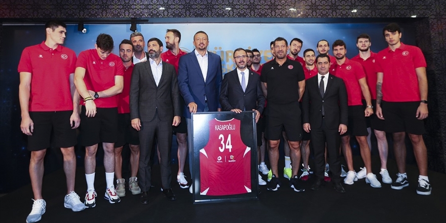 Bakan Kasapoğlu'ndan A Milli Basketbol Takımı'na Destek