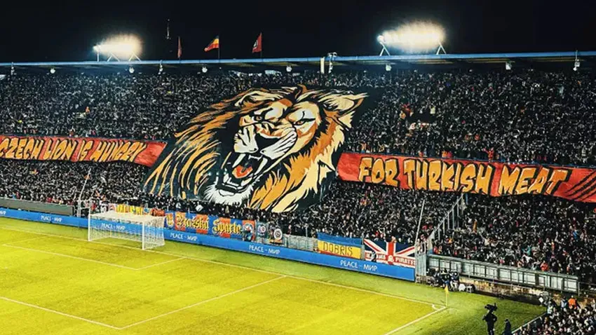 Prag tribünlerinden Türkiye için çirkin pankart