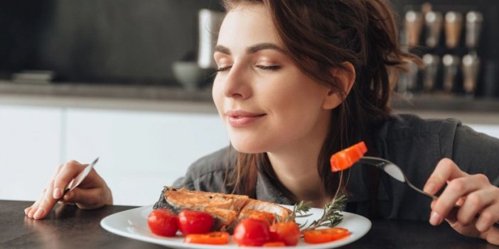 Yemek yerken kanseri tespit edilebilen 3 belirtisi belli oldu