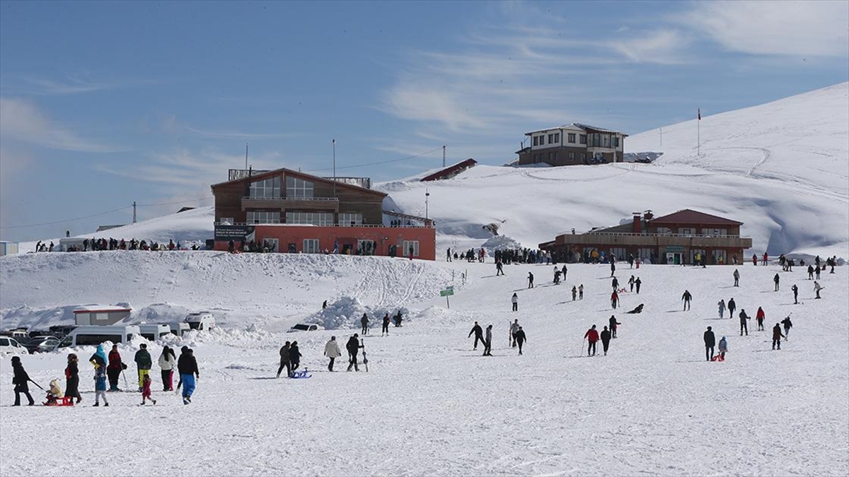 Hakkari'de Kayakseverler Hafta Sonunu Kayak Merkezinde Değerlendiriyor
