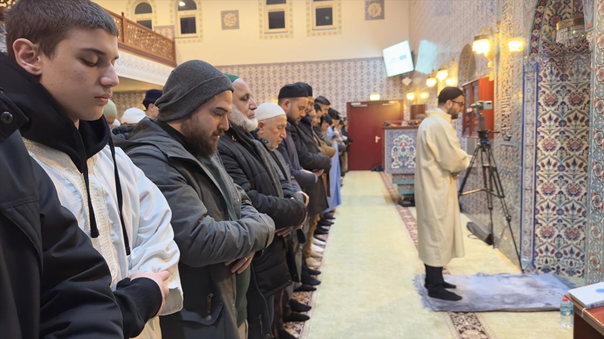 Hollanda'da Yüzlerce Genç Sabah Namazında Buluşarak Filistin İçin Dua Etti