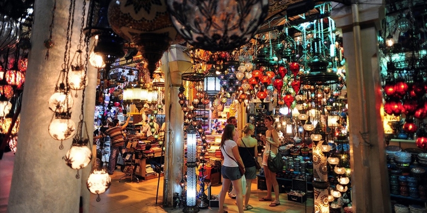 Yabancılar Türkiye'de Alışverişe Doymuyor