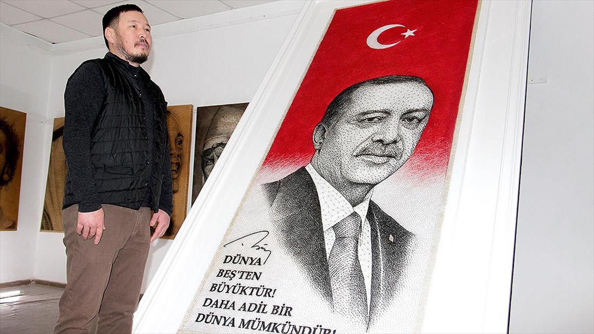 Kırgız Ressam, 70 Bin Çivi Ve Tel Kullanarak Cumhurbaşkanı Erdoğan'ın Portresini Yaptı