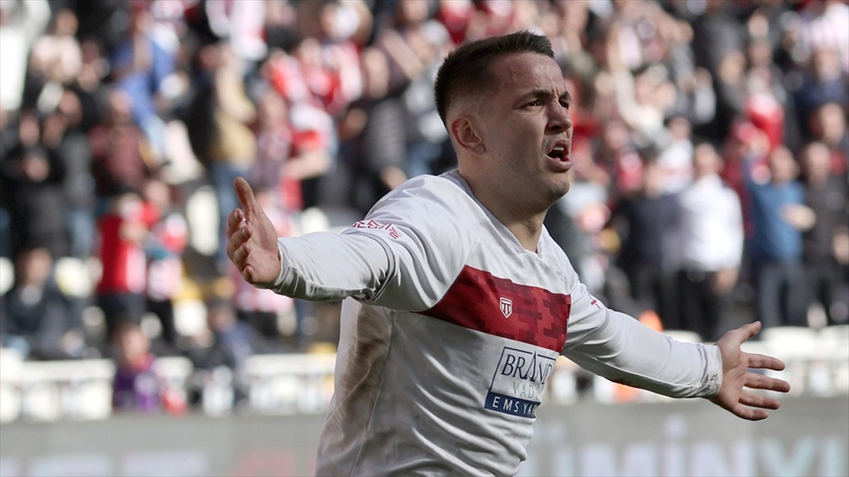 Rey Manaj, Golleriyle Sivasspor'u Sırtlıyor