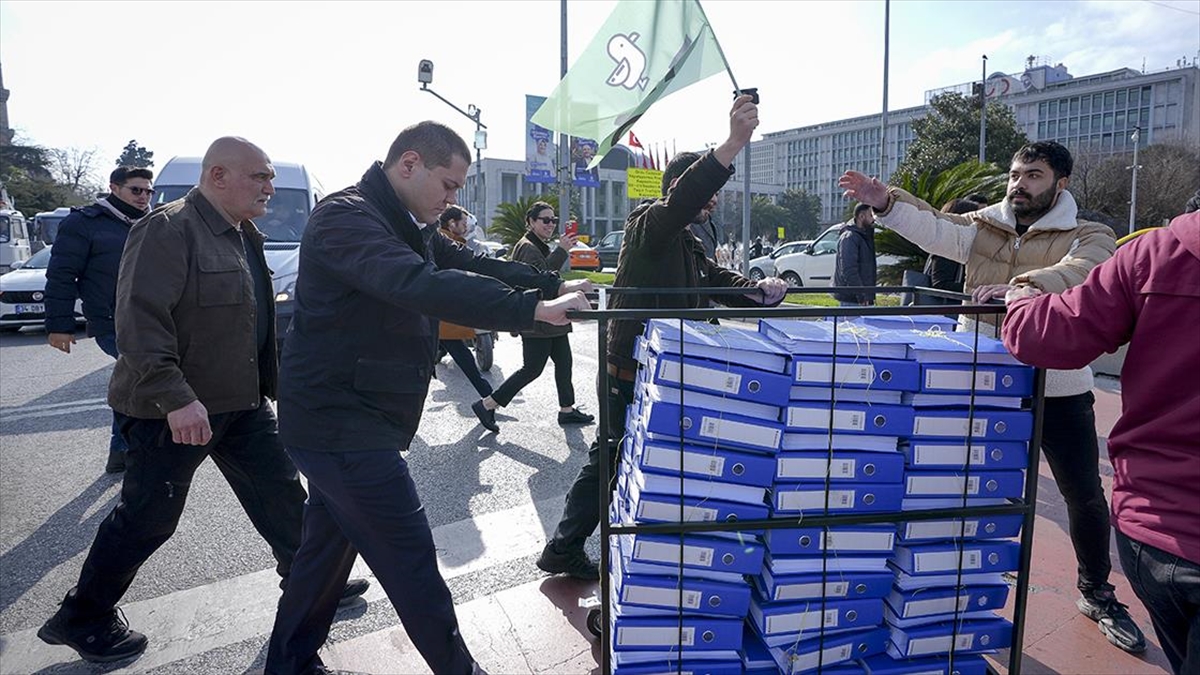 Martı, "paylaşımlı Yolculuk Yönetmeliği" İçin 376 Bin Dilekçeyi İbb'ye Teslim Etti