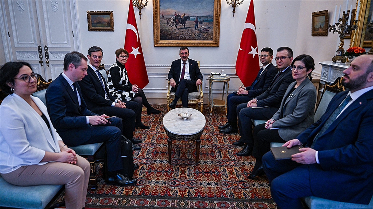 Cumhurbaşkanı Yardımcısı Yılmaz, İngiltere'de Avrupa İmar Ve Kalkınma Bankası Başkanı Renaud-basso İle Görüştü