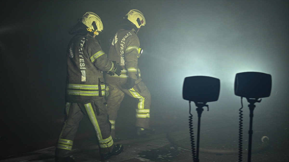 Avcılar'da Tekstil Fabrikasında Çıkan Yangın Kontrol Altına Alındı