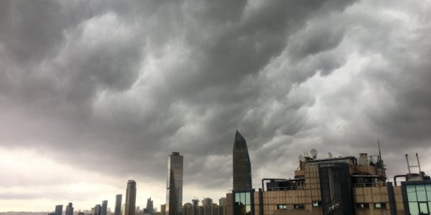 İstanbul'u Kara Bulutlar Sardı