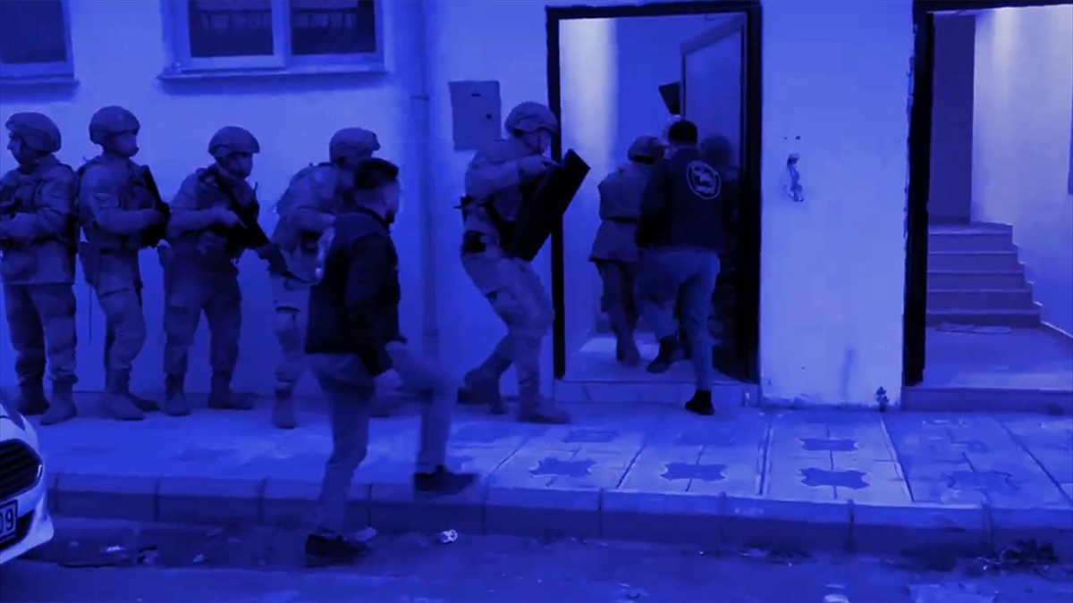 Kafes-50 Operasyonlarında 2 Organize Suç Çetesi Çökertildi, 37 Şüpheli Yakalandı