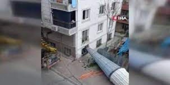 Esenyurt'ta cami minaresi apartmanın üzerine düştü!