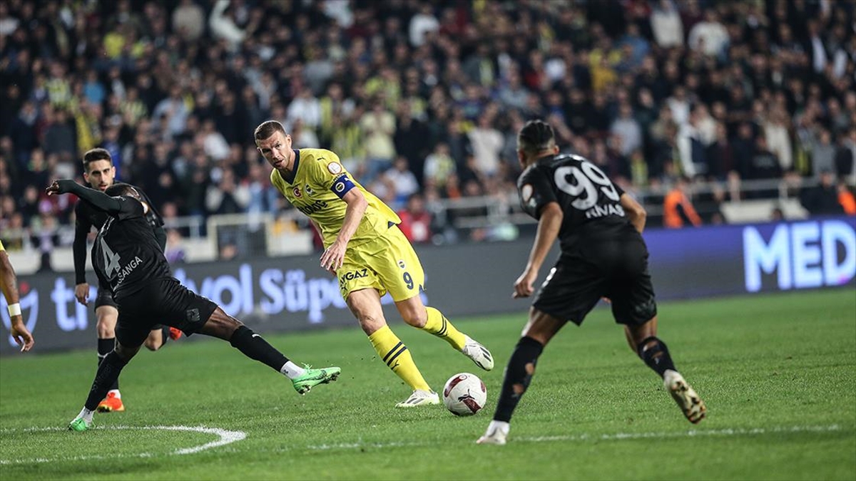 Fenerbahçe Deplasmanda 3 Puanın Sahibi