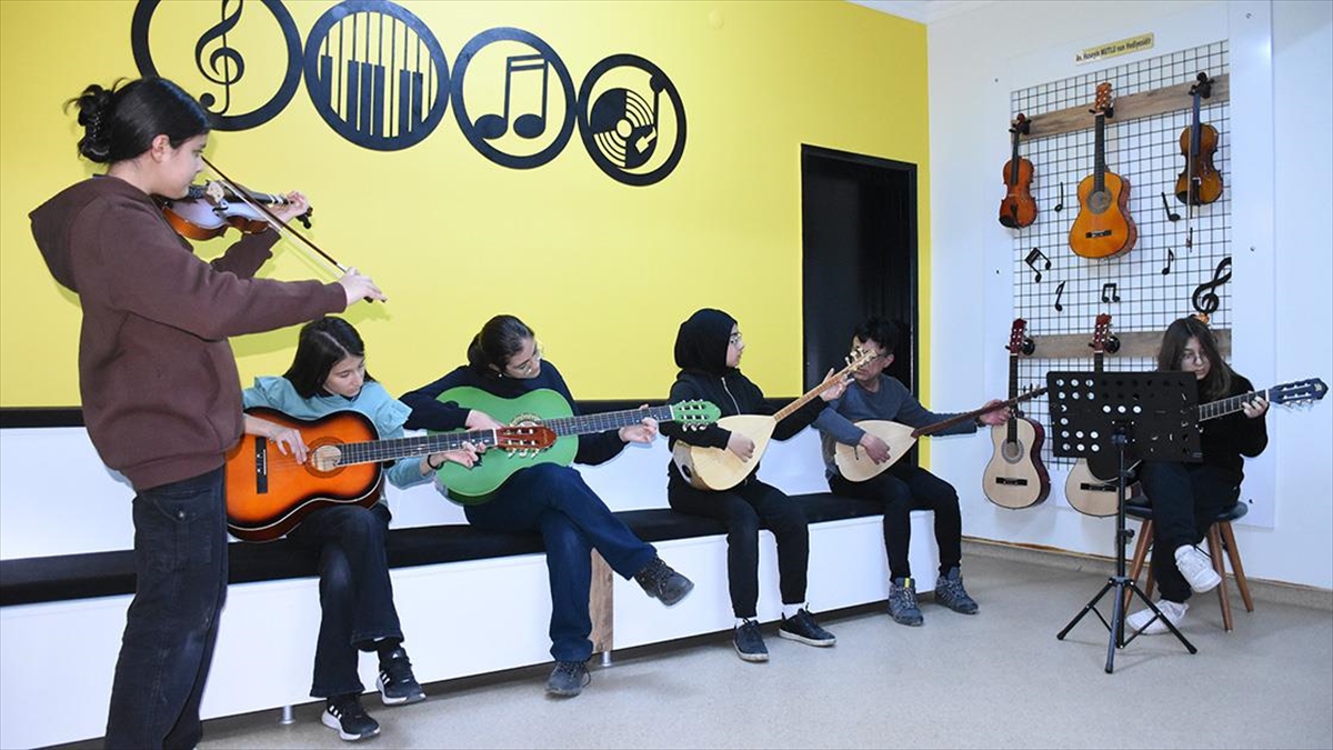 Karaman'da Bir Okulda El Birliğiyle Açılan Atölyelerden 400'ü Aşkın Öğrenci Faydalanıyor