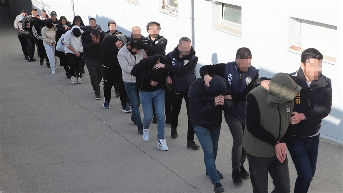 Adana Merkezli "sibergöz-23" Operasyonlarında Yakalanan 74 Zanlı Tutuklandı