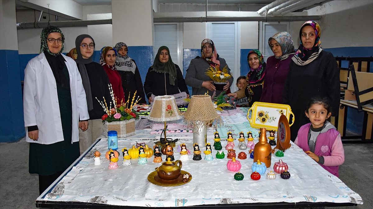 Vanlı Kadınlar Okulun Bodrum Katında Atıl Malzemeleri Süs Eşyasına Dönüştürüyor