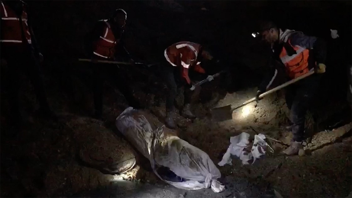 İsrail Gazze'de Yüzlerce Filistinlinin Toplu Defnedildiği Mezarlığı Bombaladı