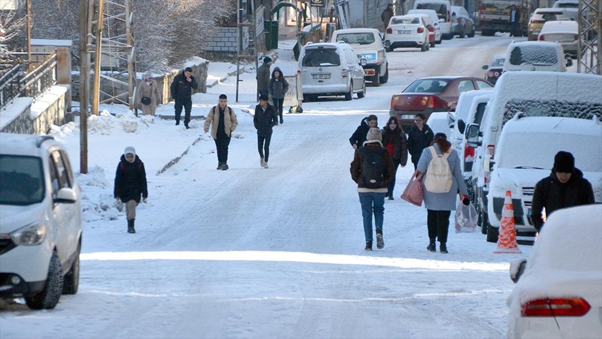 Sarıkamış'ta Kar Etkili Oldu