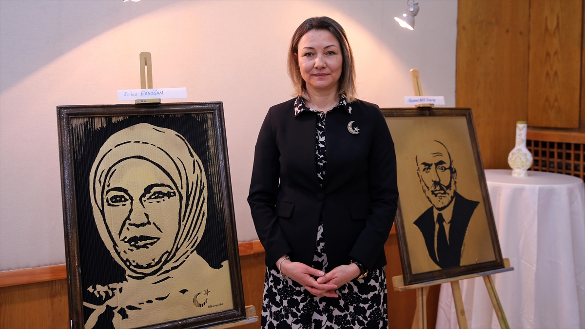 Muş'ta Usta Öğretici, Kullanılmayan Kartonlardan Yaptığı Resimlerle Geri Dönüşüme Dikkati Çekti