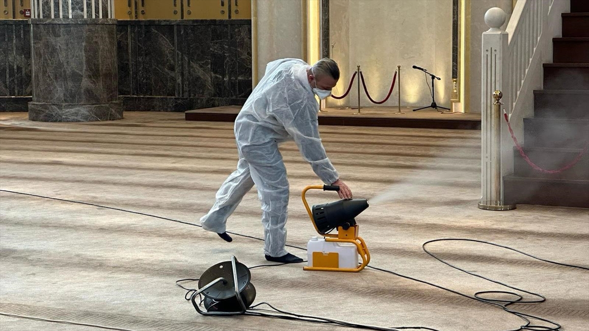 Taksim Camii Ramazana Hazırlık İçin Gül Suyuyla Yıkandı