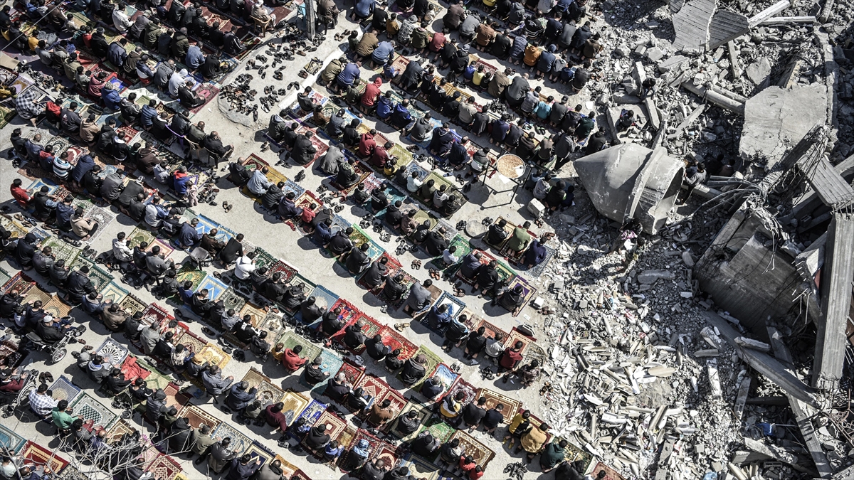 Gazzeliler, Ramazan Ayı Öncesi Son Cuma Namazını İsrail Saldırısında Yıkılan Caminin Enkazında Kıldı