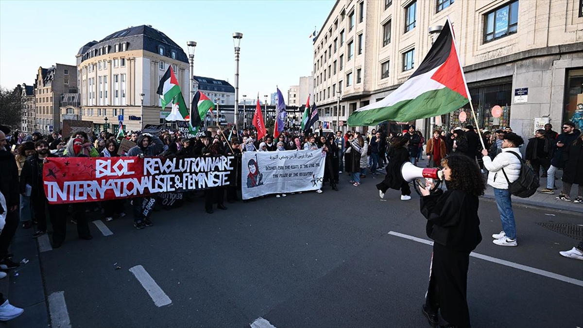 Brüksel'de Binlerce Kişi Kadın Hakları İçin Yürüdü