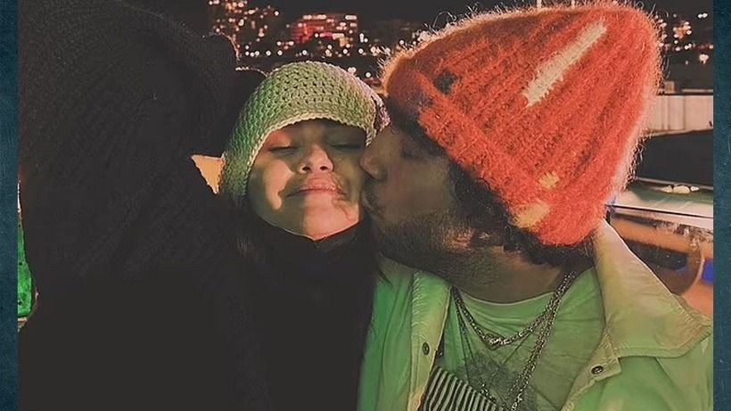 Ünlü şarkıcıdan sevgilisine doğum günü öpücüğü