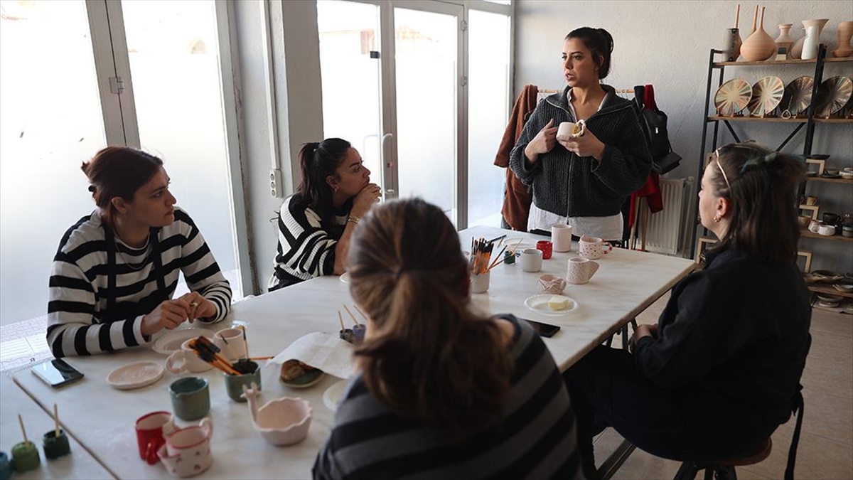 Avanos'ta Kurduğu Atölye İle Kadınlara Seramik Eğitimi Veriyor