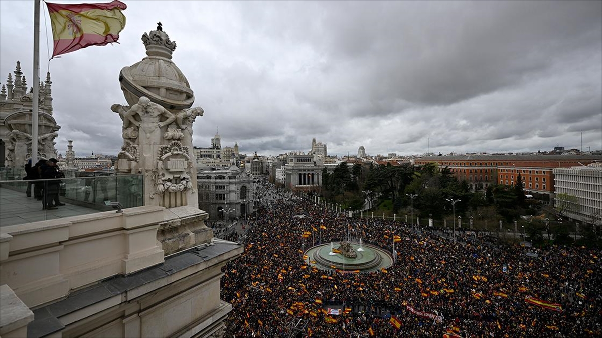 İspanya Aşırı Sağı, Ayrılıkçı Katalanlara Af Çıkarmak İsteyen Sol Hükümete Karşı Gösteri Yaptı