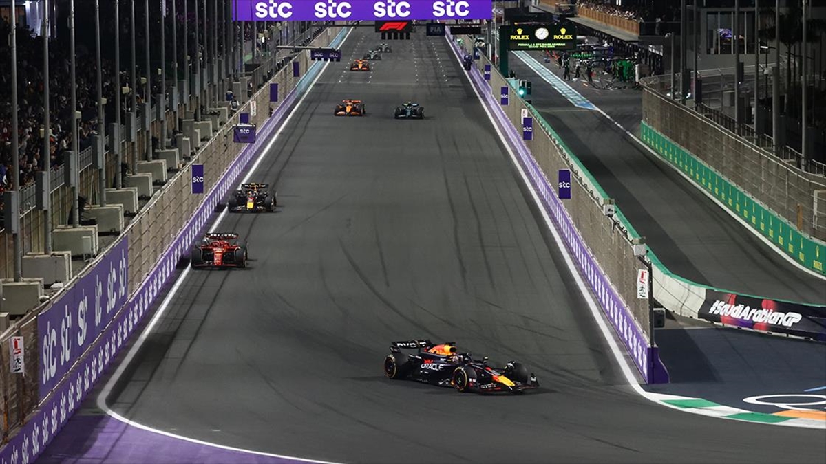 F1'de Suudi Arabistan Grand Prix'sini Max Verstappen Kazandı
