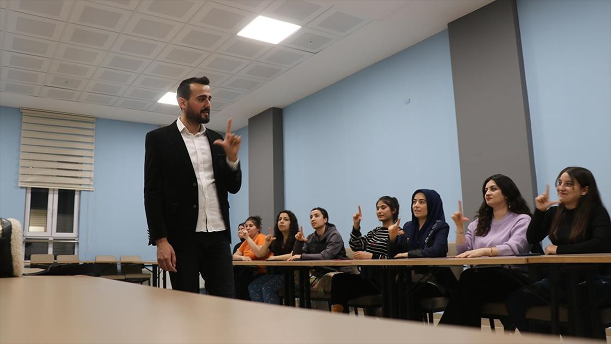 İşitme Engelli Ailesinden Öğrendiği İşaret Diliyle Engellilerin Hayatını Kolaylaştırıyor