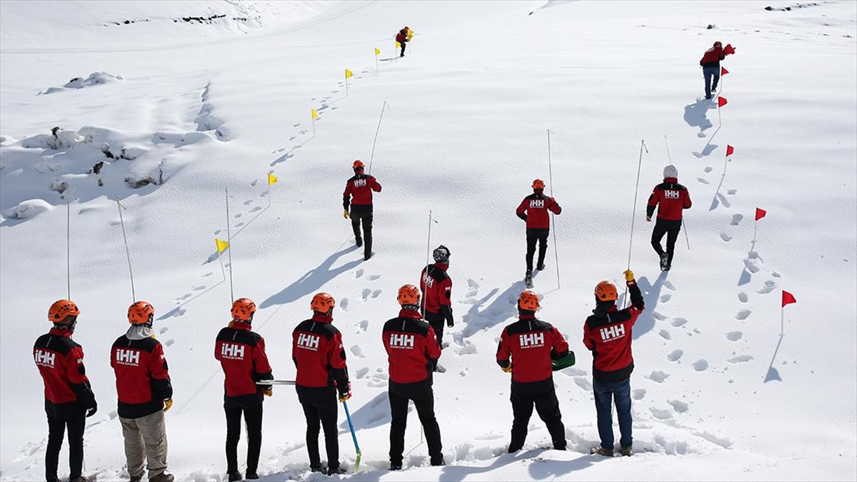 Bitlis'te Gönüllülere Karla Kaplı Arazide Çığ Eğitimi Veriliyor